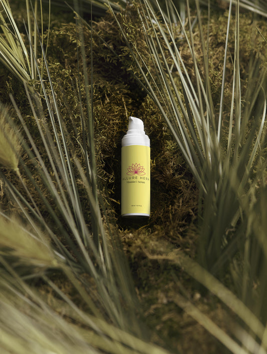 Obține un ten reîmprospătat și luminos cu serul nostru energizant cu Vitamina C. Formula unică, pe bază de 2% Vitamina C naturală, Acid Ferulic și ulei de cătină