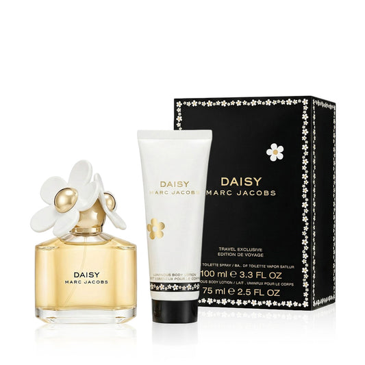 Marc Jacobs Daisy Travel Exclusive gift set featuring a 75ml perfume bottle with a white flower cap, a white body wash tube, and a black presentation box with white floral borders.